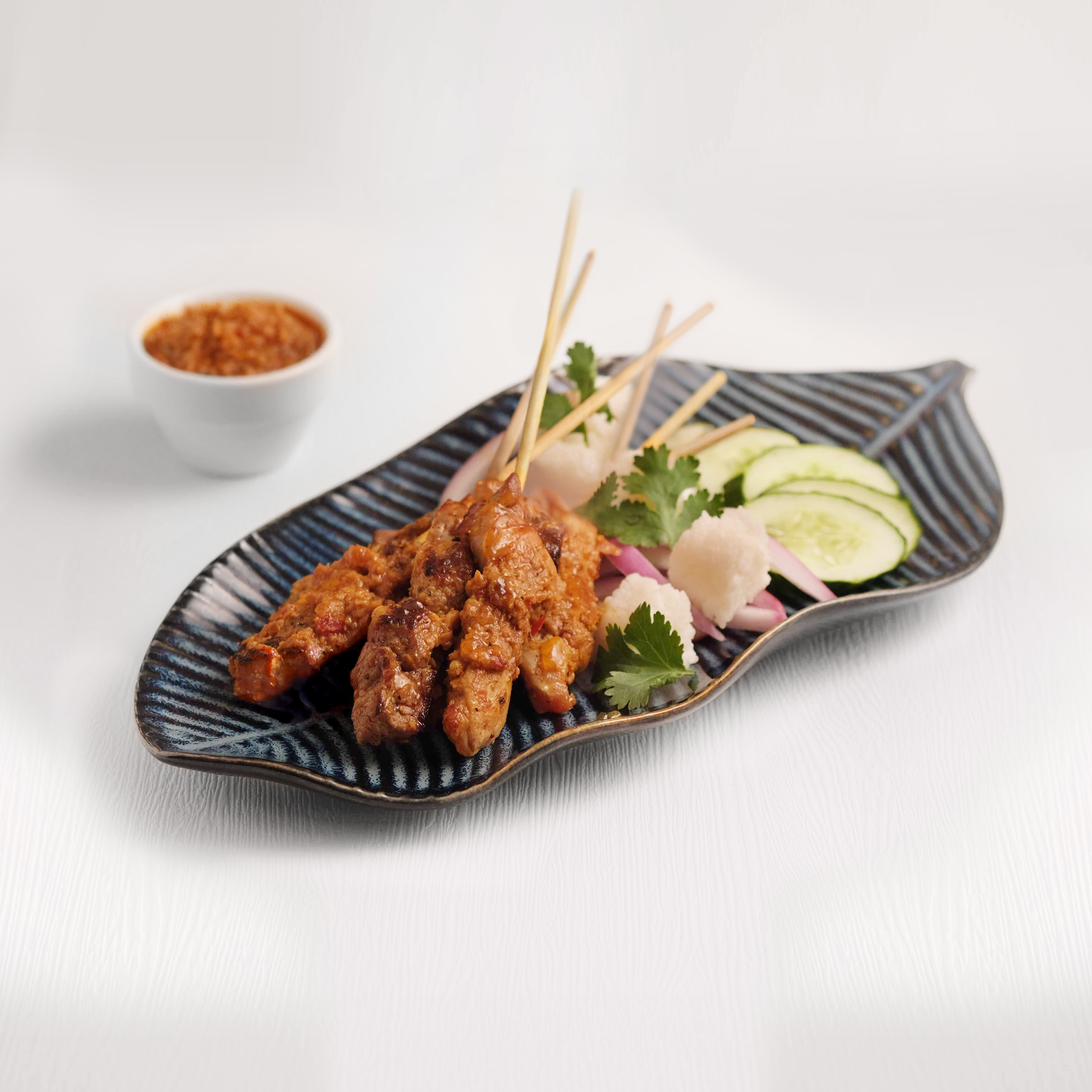 炭烤雞肉及牛肉串燒(六串) 搭配米糕、黃瓜、洋蔥及花生沙茶醬 炭烤雞肉及牛肉串燒(六串) 搭配米糕、黃瓜、洋蔥及花生沙茶醬
